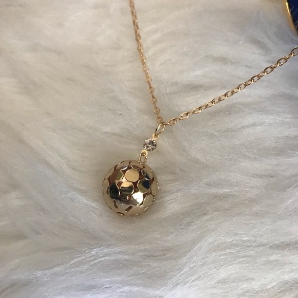 Gold ball shape dangly pendant with chain - Picture 3 of 4